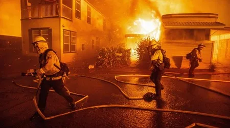 Rumah selebritis hangus terbakar