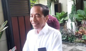jokowi-saat-ditemui-di-kediamannya-di-sumber-banjarsari-solo-jumat-2122025-1740111114061_169 Jokowi