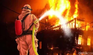 kebakaran-di-tanjung-priok-belasan-damkar-berhasil-padamkan-api_169 Api Kebakaran