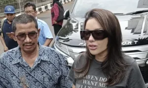 nikita-mirzani-saat-ditemui-di-polda-metro-jaya_169 Nikita Mirzani