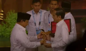 presiden-ri-ke-8-prabowo-subianto-memberi-kenang-kenangan-berupa-kris-kepada-presiden-ri-ke-7-joko-widodo-di-acara-hut-ke-17-p_169 Jokowi