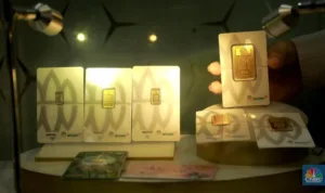 karyawati-menunjukkan-emas-pt-aneka-tambang-tbk-antam-di-salah-satu-gallery-penjualan-emas-di-jakarta-selasa Harga Emas Antam