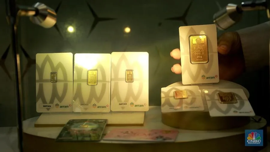 karyawati-menunjukkan-emas-pt-aneka-tambang-tbk-antam-di-salah-satu-gallery-penjualan-emas-di-jakarta-selasa Harga Emas Antam