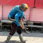 pekerja-membawa-korban-luka-di-dekat-lokasi-bangunan-yang-runtuh-setelah-gempa-bumi-dahsyat-mengguncang-myanmar-bagian-tengah--1743168306918_169 Korban Gempa Bumi