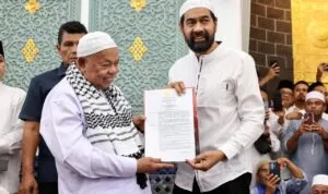 Muzakir Manaf (Kanan) dan Tgk. H. Muhammad Ali (kiri) Abu Paya Pasi