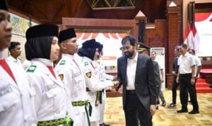 Mualem) mengukuhkan 44 anggota Paskibraka Aceh 2025 Mualem