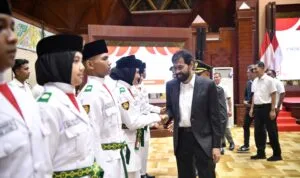 Mualem) mengukuhkan 44 anggota Paskibraka Aceh 2025 Mualem