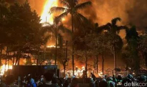 Kantor DPRD Makassar Terbakar Kantor DPRD Makassar