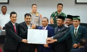 Gubernur Aceh Muzakir Manaf bersama pimpinan DPRA Gubernur Aceh Muzakir Manaf bersama pimpinan DPRA
