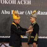 Perkasa Alam kepada almarhum H. Kamaruddin Abu Bakar Wali Nanggroe Aceh