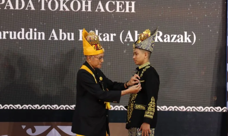 Perkasa Alam kepada almarhum H. Kamaruddin Abu Bakar Wali Nanggroe Aceh