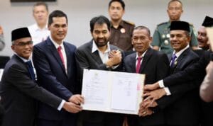 dan pimpinan DPRA menandatangani KUA-PPAS Aceh 2026 Pemerintah Aceh dan DPRA