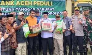 Bank Aceh bantu warga banjir Subulussalam Aceh Gubernur Aceh dan Bank Aceh Syariah menyerahkan bantuan banjir Subulussalam kepada warga terdampak