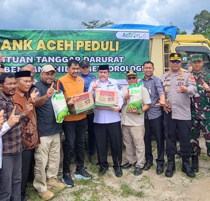 Gubernur Aceh dan Bank Aceh Syariah menyerahkan bantuan banjir Subulussalam kepada warga terdampak