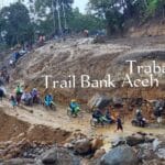 Tim Bank Aceh membawa BBM melintasi longsor ekstrem demi layanan perbankan warga Bener Meriah