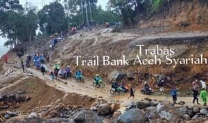 Tim Bank Aceh membawa BBM melintasi longsor ekstrem demi layanan perbankan warga Bener Meriah