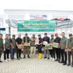 Bank Aceh menyalurkan bantuan korban bencana banjir Pidie Jaya melalui Program Bank Aceh Peduli