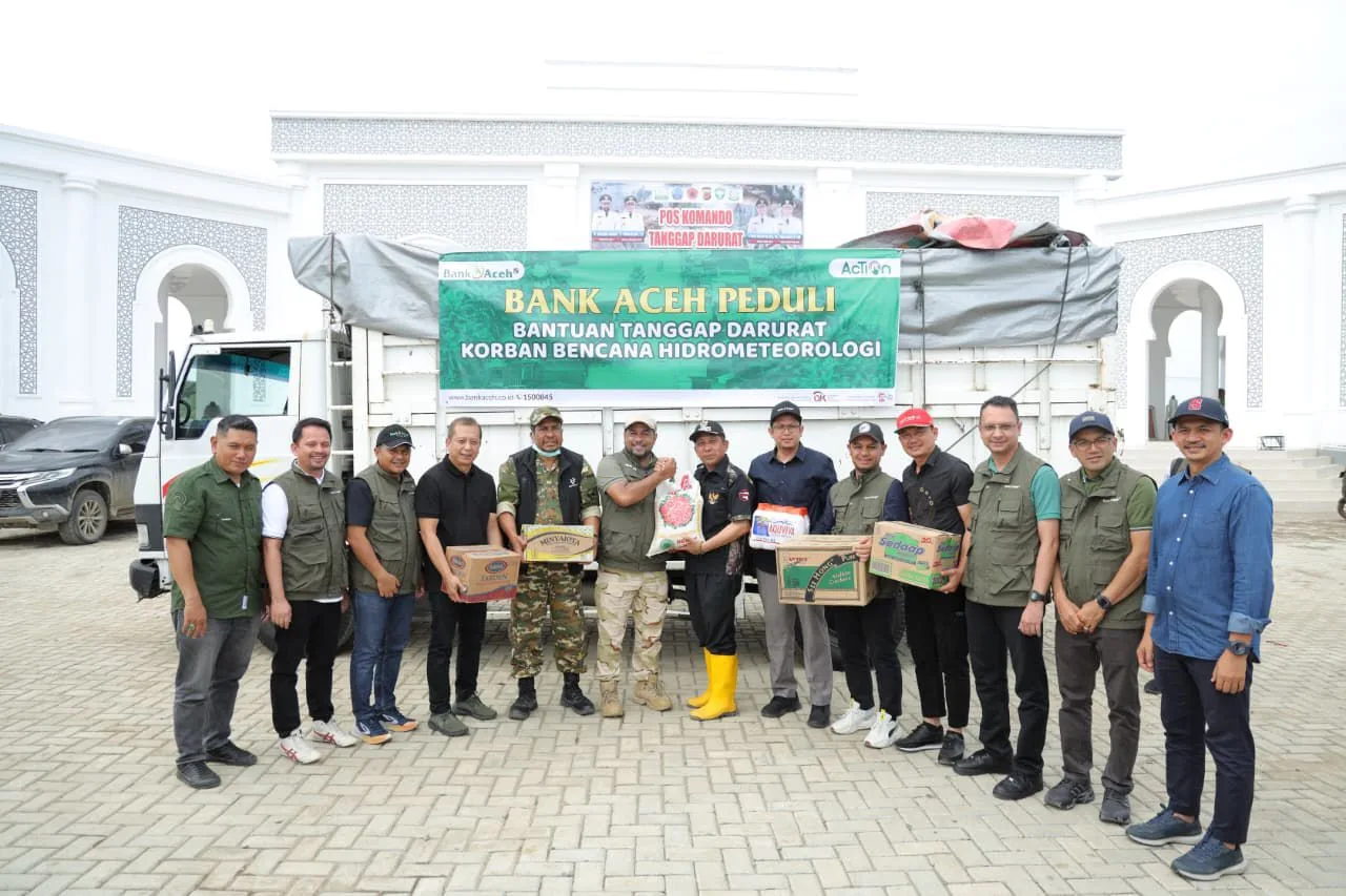 Bank Aceh menyalurkan bantuan korban bencana banjir Pidie Jaya melalui Program Bank Aceh Peduli