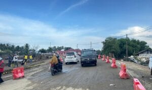 Perbaikan darurat oprit Jembatan Krueng Meureudu oleh BPJN Aceh setelah banjir bandang Perbaikan darurat oprit Jembatan Krueng Meureudu oleh BPJN Aceh setelah banjir bandang