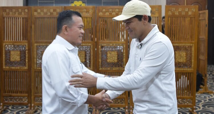 Wakil Gubernur Aceh menerima bantuan Gubernur Jambi untuk korban banjir Aceh di Bandara SIM Wakil Gubernur Aceh menerima bantuan Gubernur Jambi untuk korban banjir Aceh di Bandara SIM.