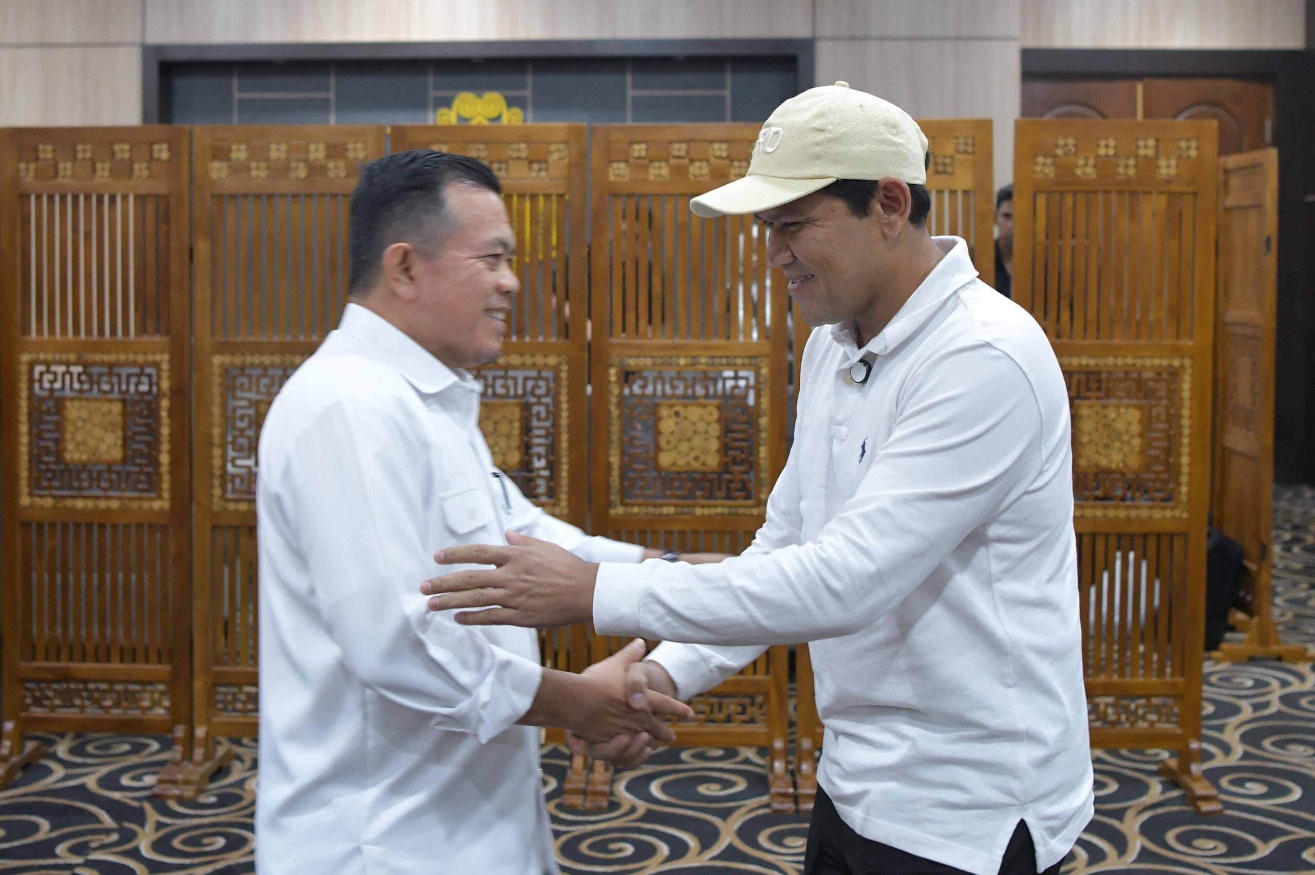 Wakil Gubernur Aceh menerima bantuan Gubernur Jambi untuk korban banjir Aceh di Bandara SIM Wakil Gubernur Aceh menerima bantuan Gubernur Jambi untuk korban banjir Aceh di Bandara SIM.