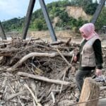 Ketua TP PKK Aceh Marlina Muzakir menyerahkan bantuan korban banjir Aceh di Gampong Kubu Ketua TP PKK Aceh Marlina Muzakir menyerahkan bantuan korban banjir Aceh di Gampong Kubu