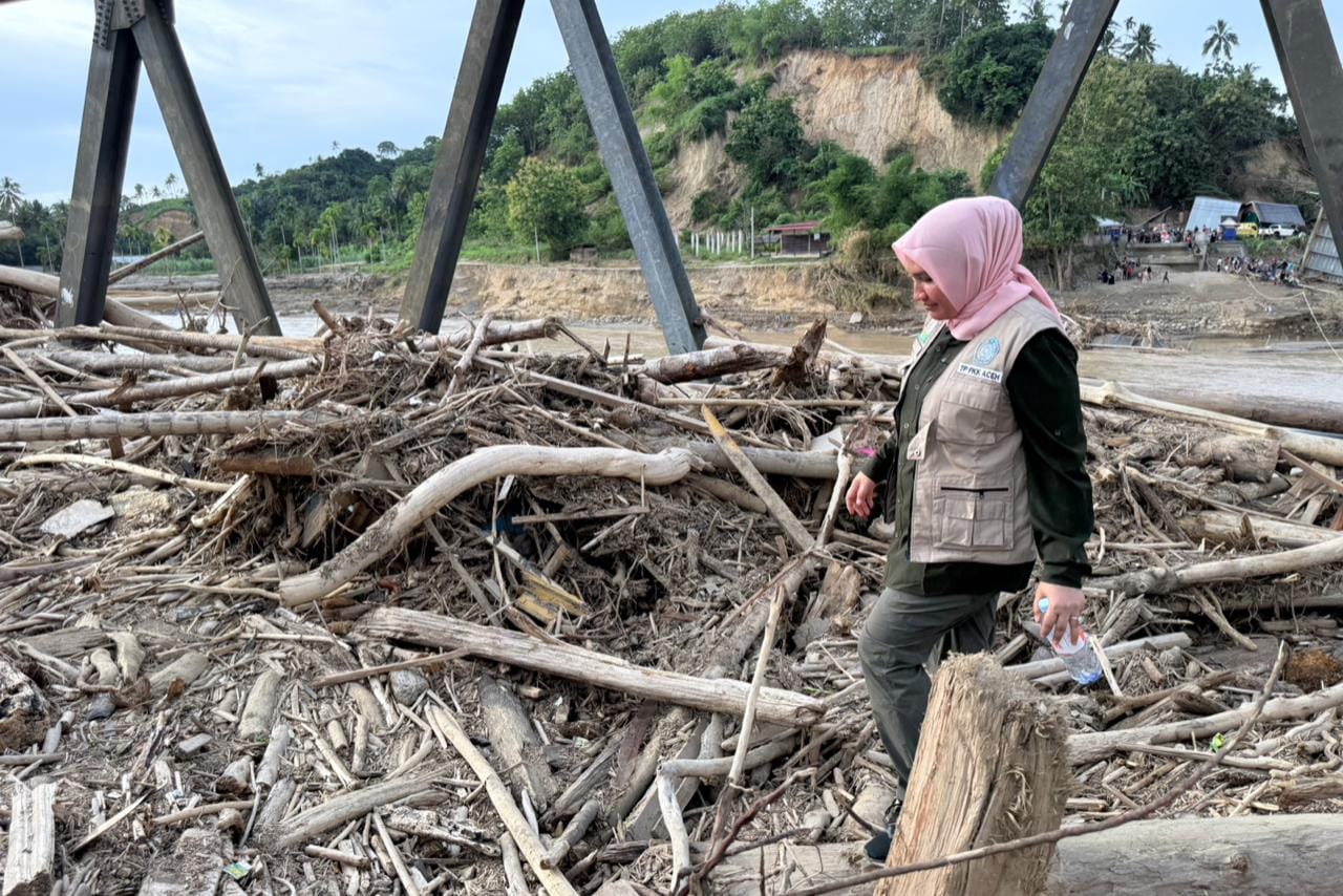 Ketua TP PKK Aceh Marlina Muzakir menyerahkan bantuan korban banjir Aceh di Gampong Kubu Ketua TP PKK Aceh Marlina Muzakir menyerahkan bantuan korban banjir Aceh di Gampong Kubu
