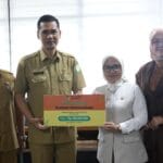 Sekda Aceh M Nasir menerima bantuan kemanusiaan dari Pemerintah Kota Palu untuk korban banjir di Aceh Sekda Aceh M Nasir menerima bantuan kemanusiaan dari Pemerintah Kota Palu untuk korban banjir di Aceh