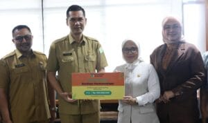 Sekda Aceh M Nasir menerima bantuan kemanusiaan dari Pemerintah Kota Palu untuk korban banjir di Aceh Sekda Aceh M Nasir menerima bantuan kemanusiaan dari Pemerintah Kota Palu untuk korban banjir di Aceh