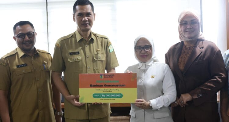 Sekda Aceh M Nasir menerima bantuan kemanusiaan dari Pemerintah Kota Palu untuk korban banjir di Aceh Sekda Aceh M Nasir menerima bantuan kemanusiaan dari Pemerintah Kota Palu untuk korban banjir di Aceh