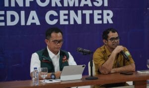 Petugas PLN memperbaiki jaringan listrik yang rusak akibat banjir di Aceh Pemulihan Energi Aceh