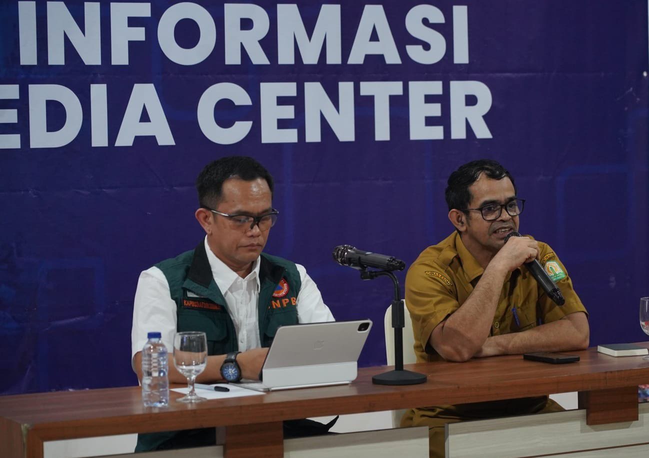 Petugas PLN memperbaiki jaringan listrik yang rusak akibat banjir di Aceh Pemulihan Energi Aceh
