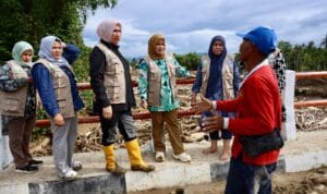 Muklis warga Gampong Dayah Husein yang menyelamatkan warga saat banjir bandang Aceh menyambut Ketua TP PKK Aceh Muklis warga Gampong Dayah Husein yang menyelamatkan warga saat banjir bandang Aceh menyambut Ketua TP PKK Aceh