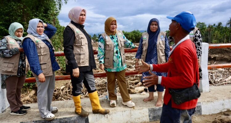 Muklis warga Gampong Dayah Husein yang menyelamatkan warga saat banjir bandang Aceh menyambut Ketua TP PKK Aceh Muklis warga Gampong Dayah Husein yang menyelamatkan warga saat banjir bandang Aceh menyambut Ketua TP PKK Aceh