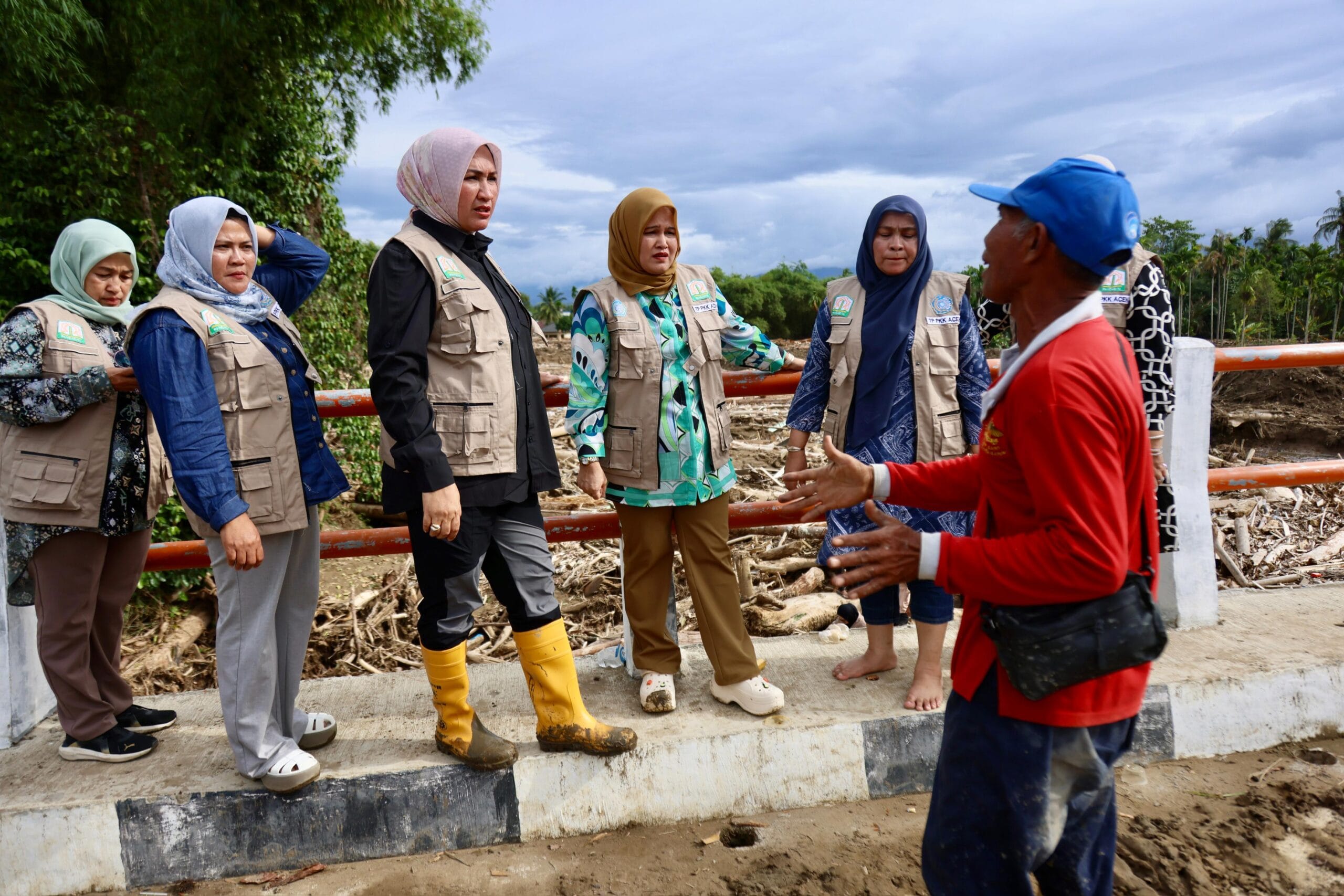 Muklis warga Gampong Dayah Husein yang menyelamatkan warga saat banjir bandang Aceh menyambut Ketua TP PKK Aceh Muklis warga Gampong Dayah Husein yang menyelamatkan warga saat banjir bandang Aceh menyambut Ketua TP PKK Aceh