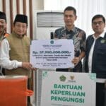 Penyerahan bantuan Kementerian Agama untuk korban banjir dan longsor Aceh di Bandara Sultan Iskandar Muda