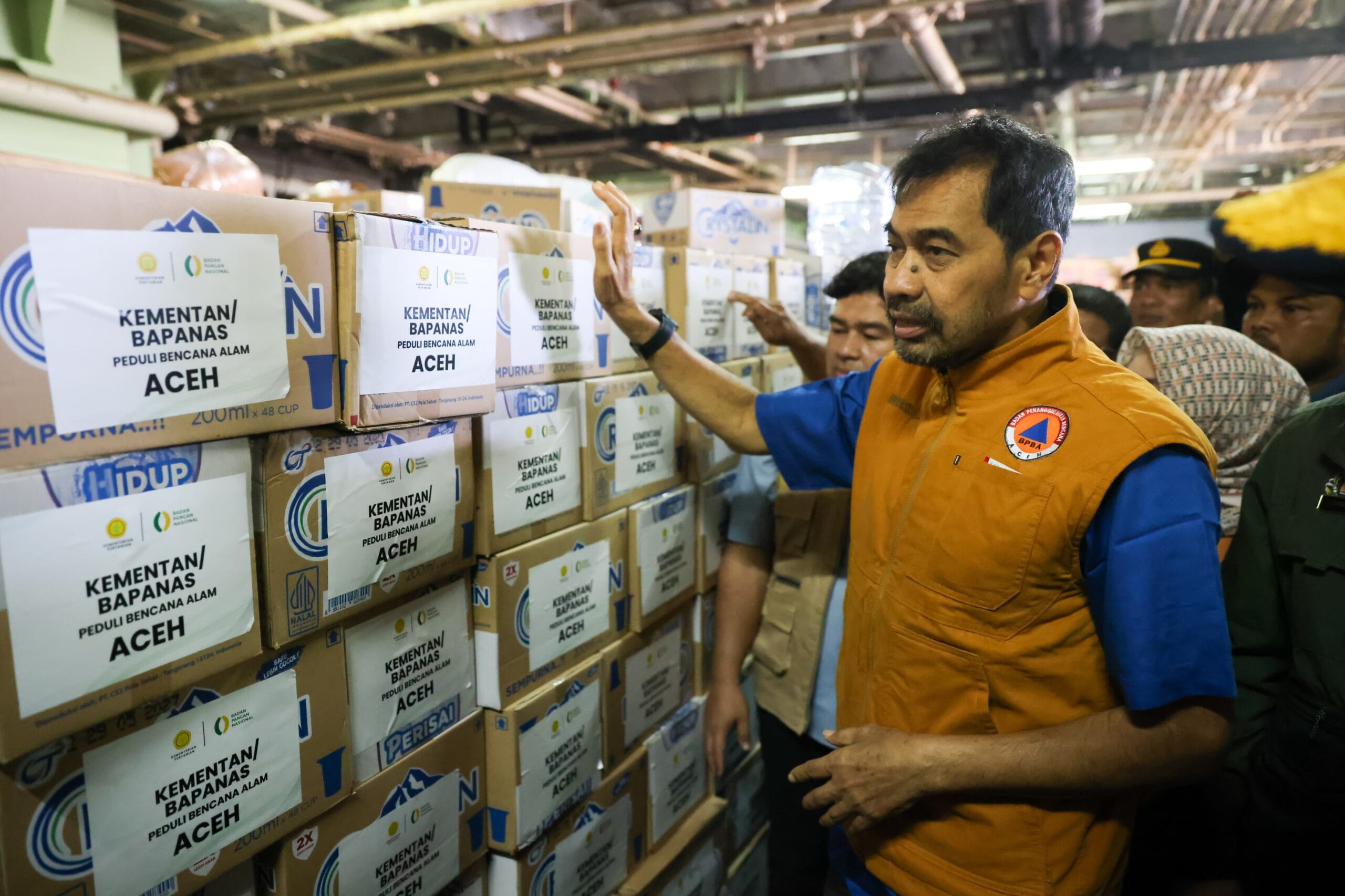 Gubernur Aceh Muzakir Manaf meninjau bantuan kemanusiaan banjir Aceh dari Kementan dan Bapanas