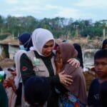 Marlina Muzakir menitikkan air mata di Kampung Sekumur yang hancur akibat banjir bandang Aceh Marlina Muzakir menitikkan air mata di Kampung Sekumur yang hancur akibat banjir bandang Aceh