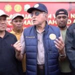 Penyerahan bantuan kemanusiaan oleh Wali Nanggroe Aceh kepada warga terdampak banjir sebagai bagian pemulihan pascabencana Aceh