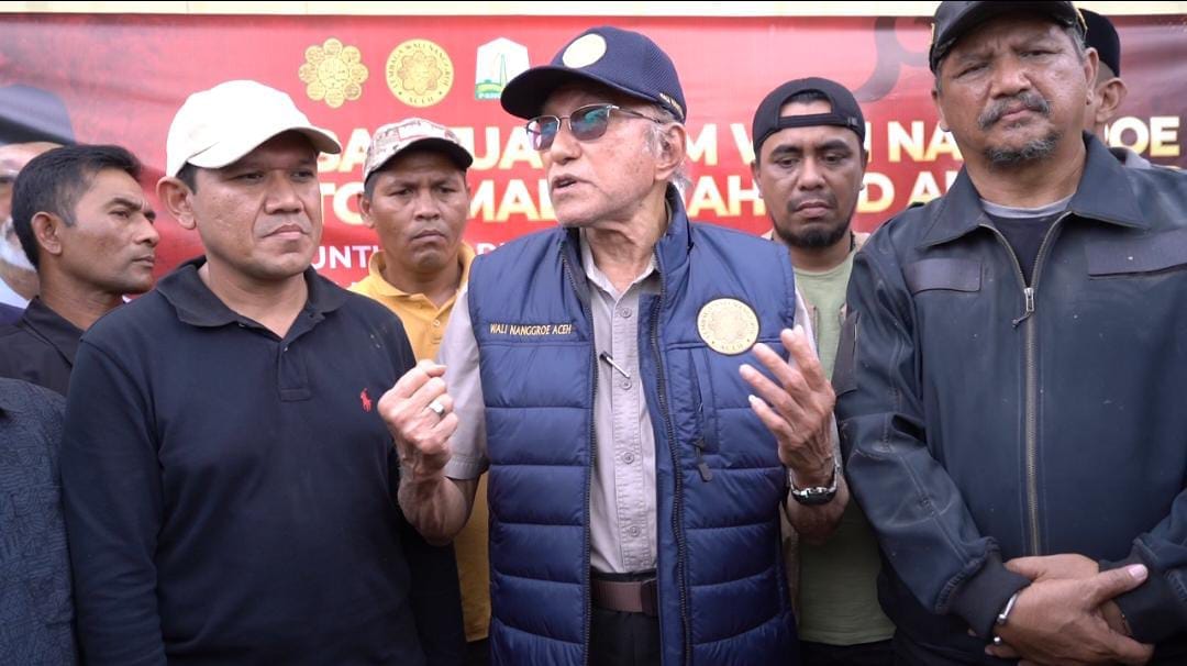 Penyerahan bantuan kemanusiaan oleh Wali Nanggroe Aceh kepada warga terdampak banjir sebagai bagian pemulihan pascabencana Aceh
