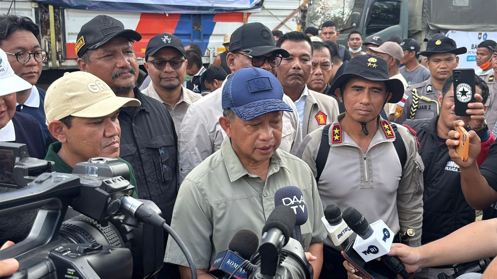 Kapolda Aceh dan Mendagri meninjau pemulihan banjir Aceh Tamiang dan penyaluran bantuan korban banjir. Kapolda Aceh dan Mendagri meninjau pemulihan banjir Aceh Tamiang dan penyaluran bantuan korban banjir.