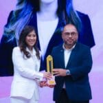 Meutya Hafid menerima penghargaan Wonder Moms Awards 2025 atas kepemimpinan transformasi digital berperspektif gender.