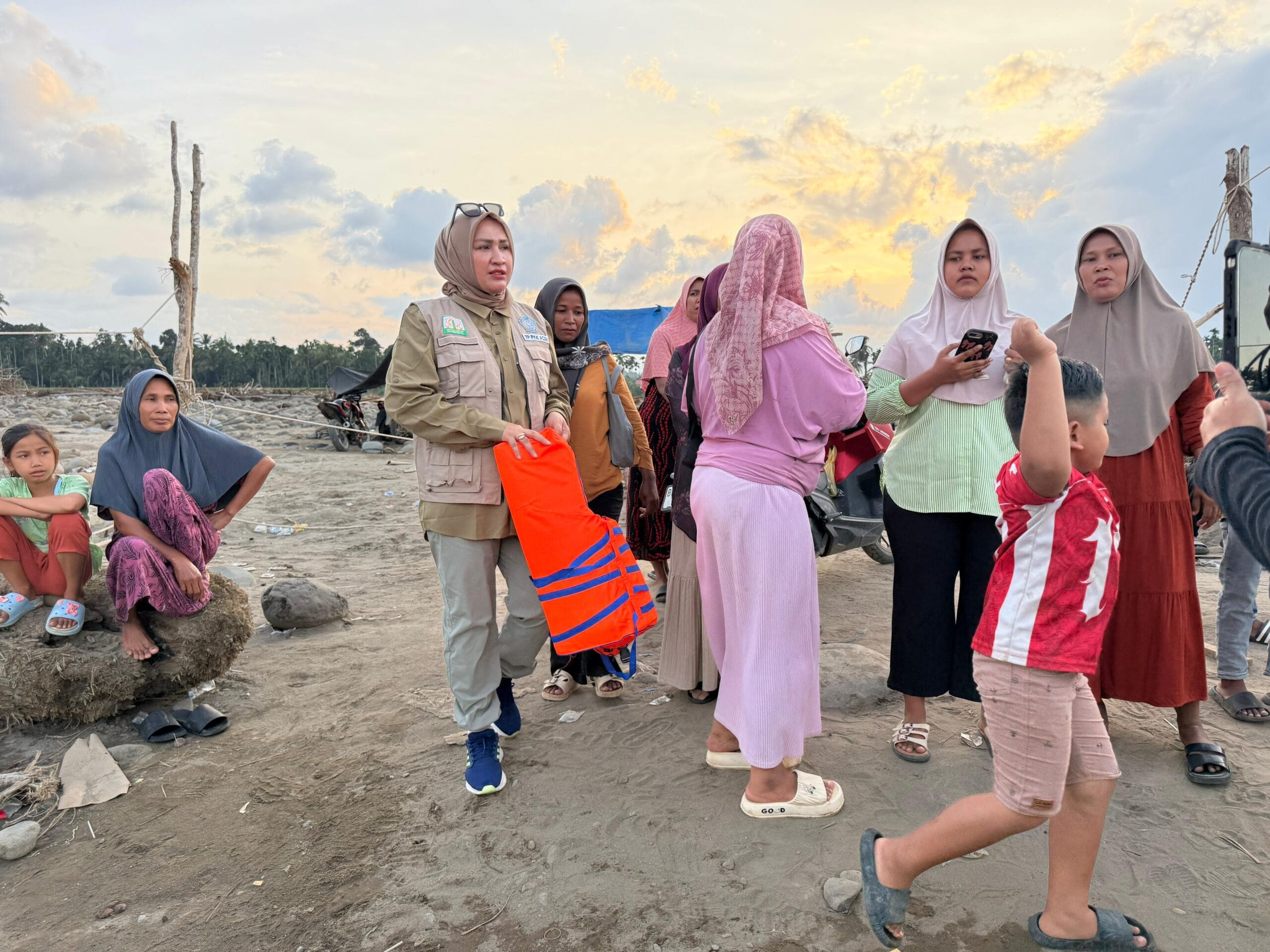 Ketua TP PKK Aceh Marlina Muzakir meninjau pengungsi banjir bandang Aceh Utara di Meunasah Paya Rubek