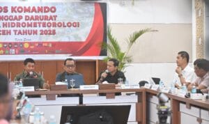 Wakil Gubernur Aceh memimpin rapat penanganan banjir bersama Menko PMK dan BNPB di Banda Aceh.