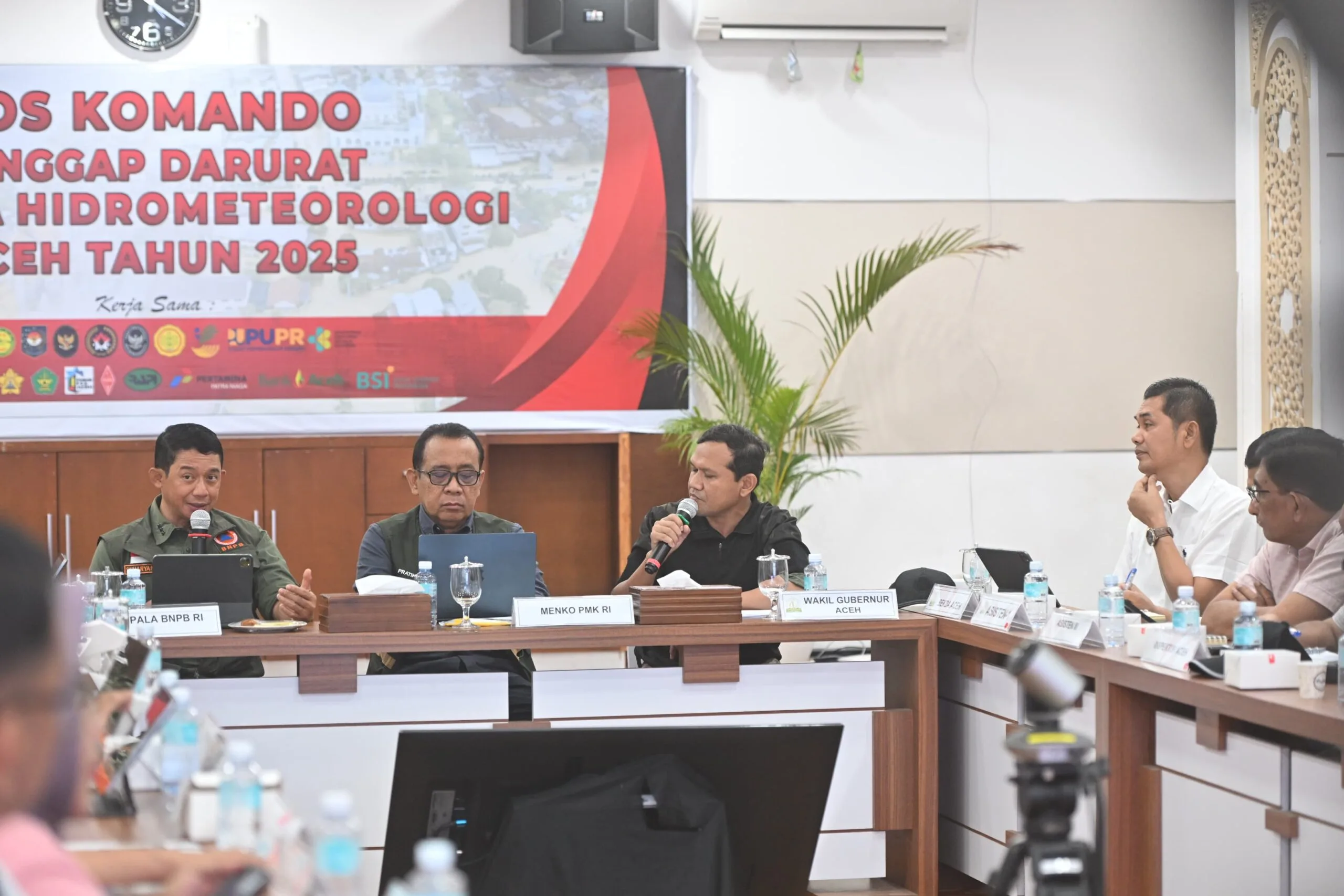 Wakil Gubernur Aceh memimpin rapat penanganan banjir bersama Menko PMK dan BNPB di Banda Aceh. Wakil Gubernur Aceh memimpin rapat penanganan banjir bersama Menko PMK dan BNPB di Banda Aceh.
