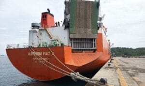 Kapal MV Harmoni Mas 8 sandar perdana di Pelabuhan Malahayati Aceh tahun 2025 membawa 215 unit kendaraan baru.