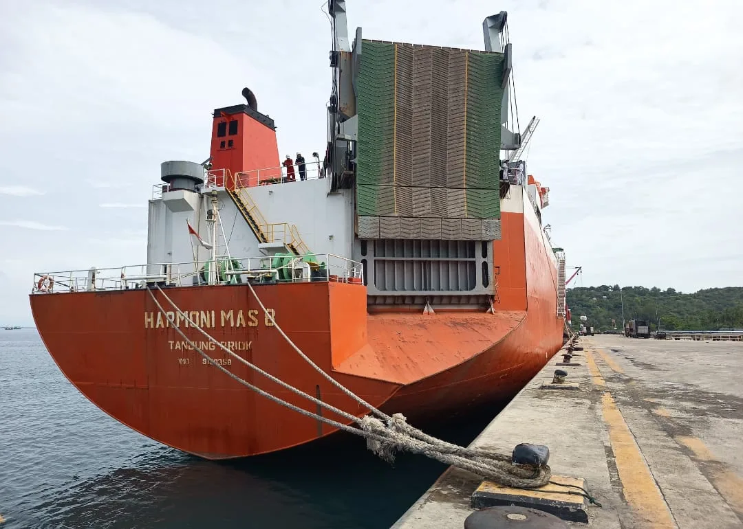 Kapal MV Harmoni Mas 8 sandar perdana di Pelabuhan Malahayati Aceh tahun 2025 membawa 215 unit kendaraan baru.