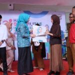 Ketua TP PKK Aceh Marlina Muzakir menerima batik karya anak disabilitas rungu Aceh