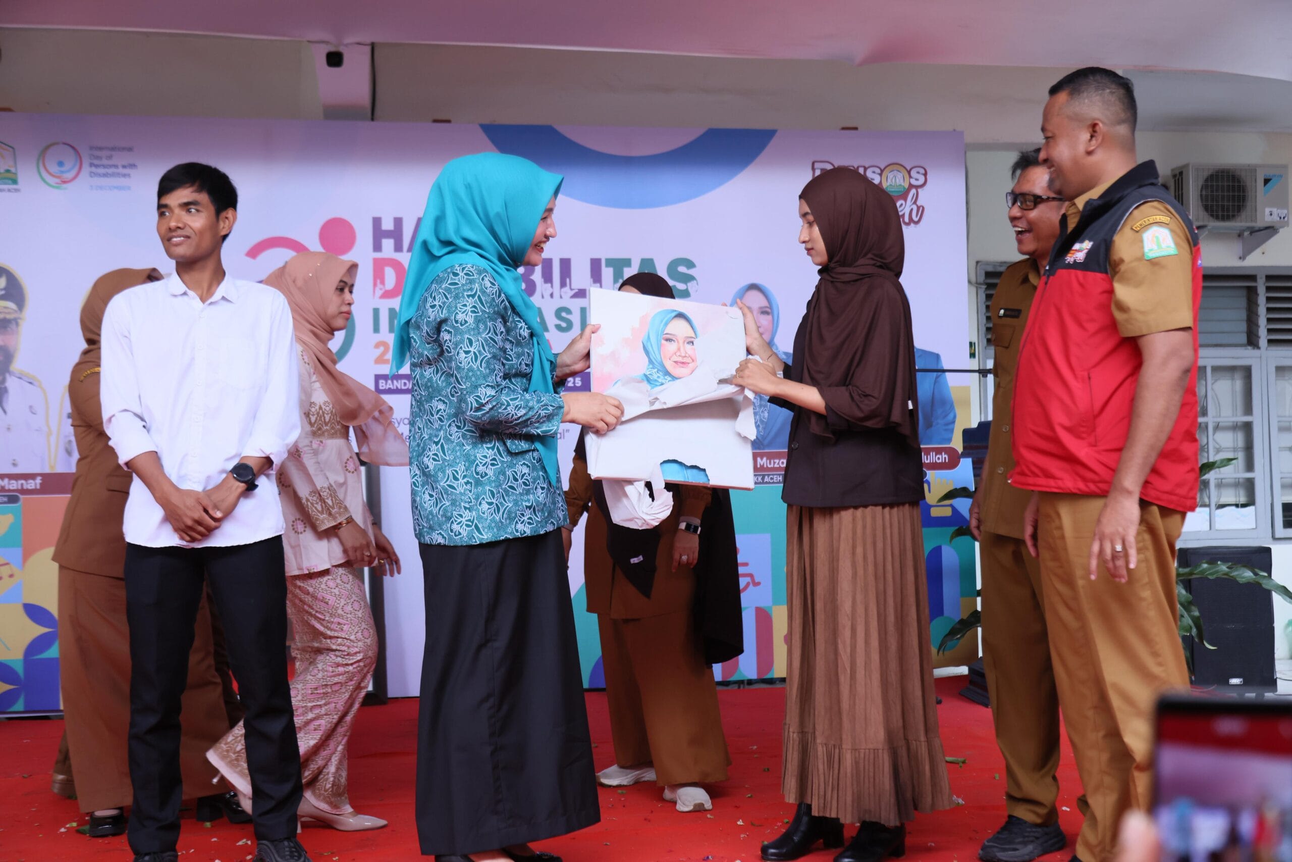 Ketua TP PKK Aceh Marlina Muzakir menerima batik karya anak disabilitas rungu Aceh Ketua TP PKK Aceh Marlina Muzakir menerima batik karya anak disabilitas rungu Aceh