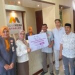 Ketua Forum PRB Aceh Hasan Dibangka Bank Mega Syariah Cabang Aceh menyerahkan donasi bencana hidrometeorologi